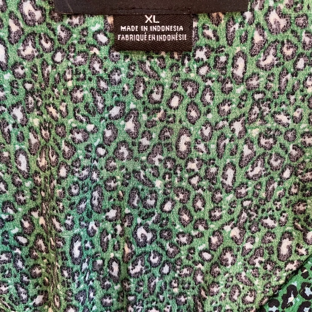 Sanctuary Noelle Animal Print Green and Black V Neck Blouse XL - Picture 9 of 10